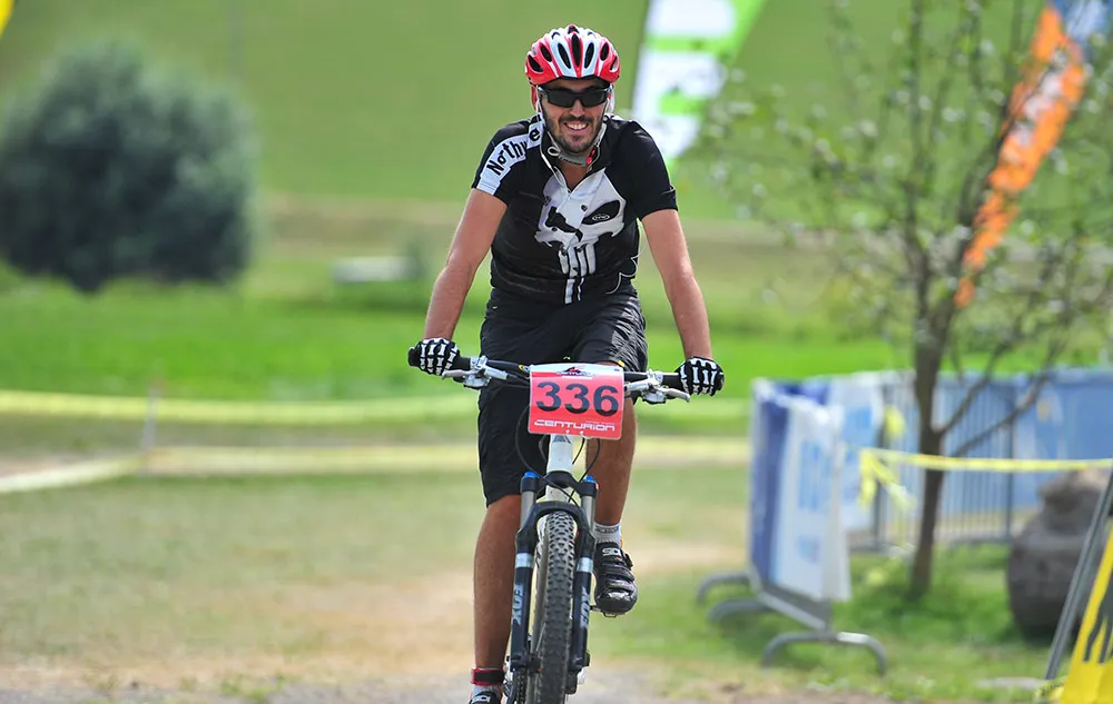 Der Zieleinlauf in Stattegg Thomas Hochörtler fährt mit dem Mountainbike durchs Ziel
