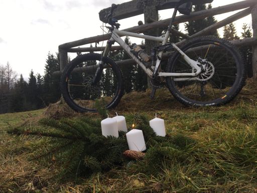 Adventkranz vor dem Mountainbike